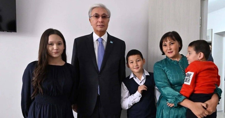 Тоқаев Ақмола облысында жаңа пәтер алған отбасын құттықтап барды