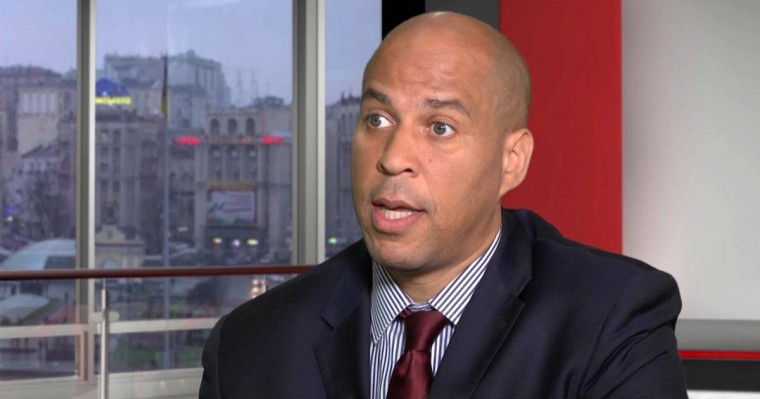 Сенатор Кори Букер демократтардың сайлау кампаниясынан шығып қалды