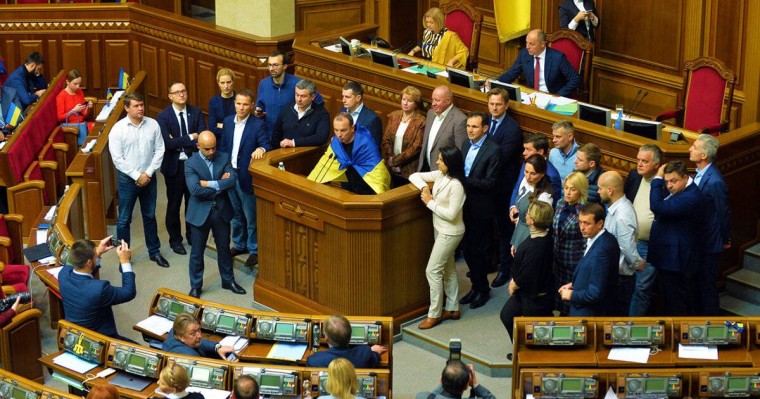 Украина депутаттары қолдарына қару алып елін қорғамақ