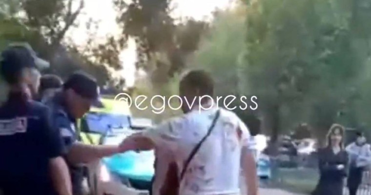 Ақтөбеде ер адам көшедегі үш адамға шабуыл жасады