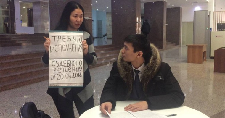 Нұр-Сұлтан тұрғыны әкімдік ғимаратында жалғыз адамдық пикет өткізді