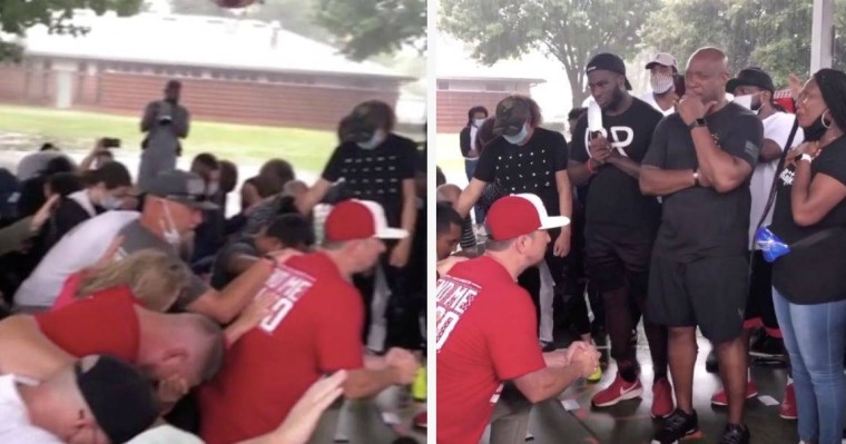 Ақ нәсілді америкалықтар тізерлеп тұрып жылдар бойы көрсеткен нәсілшілдік үшін кешірім сұрады - Қазақстан жаңалықтары