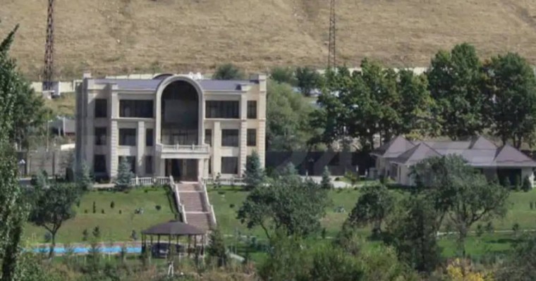 Экс-президенттің отбасы үйінен қуылды