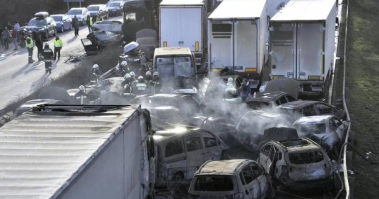 Венгрияда 42 көлік бір уақытта соқтығысып қалды (видео)