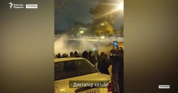 Иранда полицияның наразыларға оқ атқаны айтылады