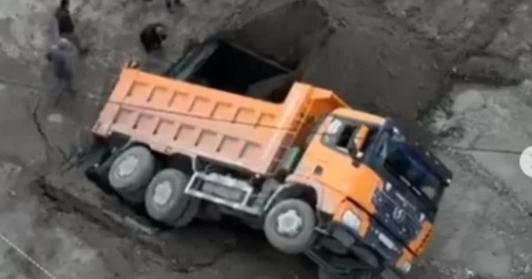 Семей орталығында жүк көлігі "асфальт астына" кетті (видео)