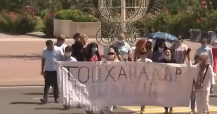 "Біз де бірдеңе ішіп-жеуіміз керек шығар": Шымкент әкімдігінің алында тойхана басшылары мен қызметкерлері шу шығарды - Қазақстан жаңалықтары