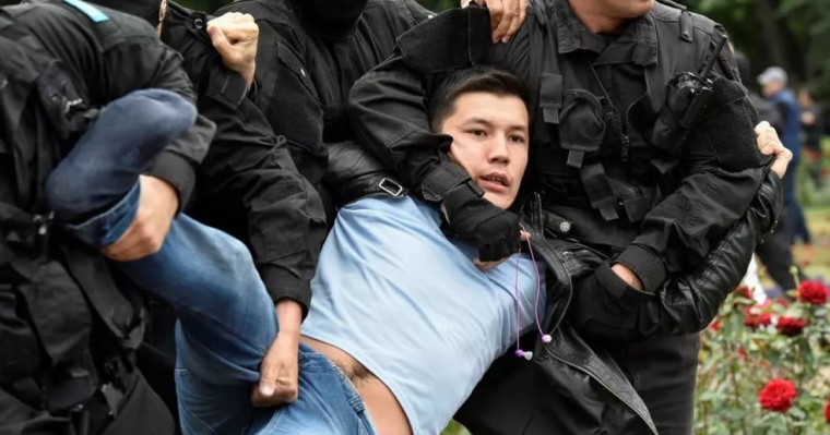 Халық толқыса Тоқаев әскер күшімен басады: "Мұндай жағдайда мемлекеттің жалғыз кепілі - Қарулы Күштер"