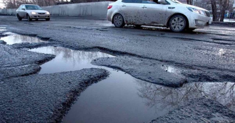 "Қалай ұйықтайсың?". Ақтөбе әкімі жолды жөндеген мердігерлерді қатты сынға алды
