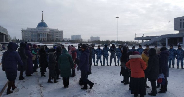 Нұр-Сұлтанда жәрдемақыға наразы елуден астам әйел наразылық білдірді