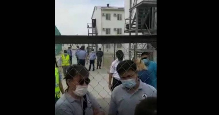 "Үш ай түрмеде отырғандаймыз": Теңіз жұмысшылары оларды үйге жіберуін талап етуде (видео) - Қазақстан жаңалықтары