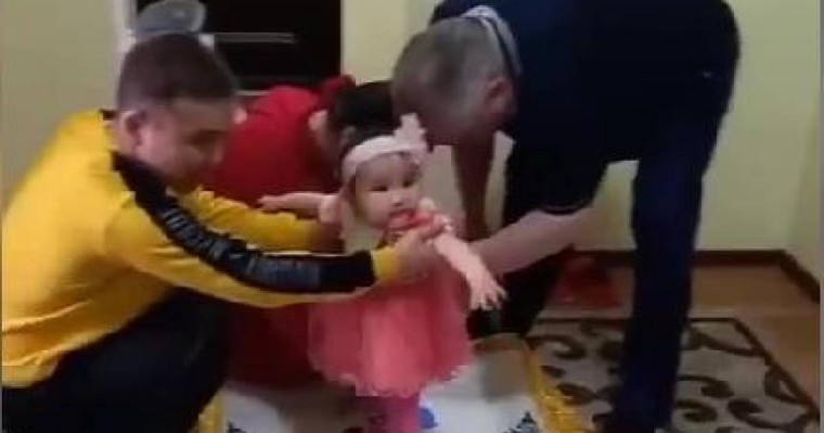 Сырқаттанды деген Болат Назарбаев кішкентай баланың тұсауын кесіп жүр