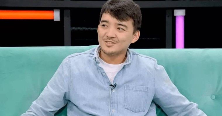 "7 айлығымда анамнан айырылғанмын": Анасы туралы айтқан Еркеш Хасен көз жасына ерік берді (видео)