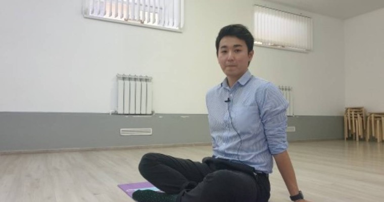 Біздің адамдар жүйеге сенбейді: "Болашақ" түлегі Қазақстаннан кетіп жатқандар туралы айтты