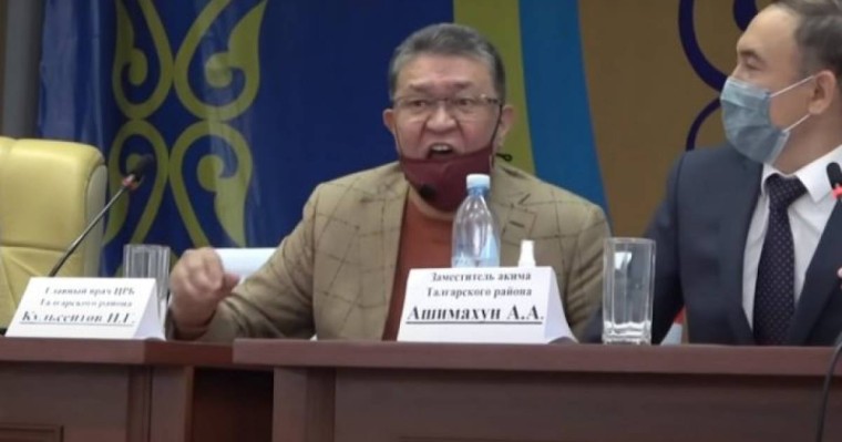 "Дәрігер болғасын артық кеттім": Үстелді тоқпақтап тұрып ақырған маман кешірім сұрады