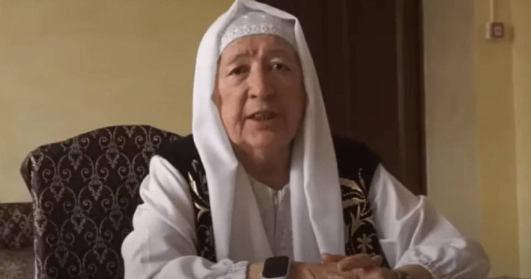 "Жеңгелер қыздарды тексеретін": Әмина қажы күйеуге шыққанша жігітімен жыныстық қатынасқа баратындарды сынға алды