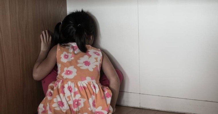 18 рет зорлаған: Қарағанды облысында екі кішкентай қызға азғындық жасаған педофил сотталды