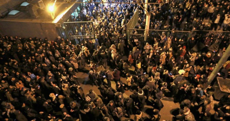 Иранның ұшақ апатын мойнына алуы халықты шеруге шығарды