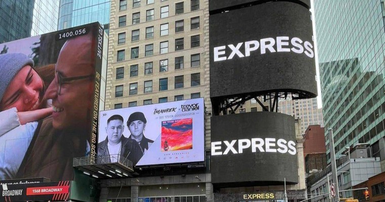 Америкадағы басты көшенің экранында Қазақстандық орындаушы Imanbek-тің фотосы пайда болды