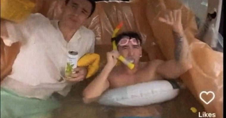 Көліктің ішін суға толтырып, бассейн қылған блогерлер сынға қалды