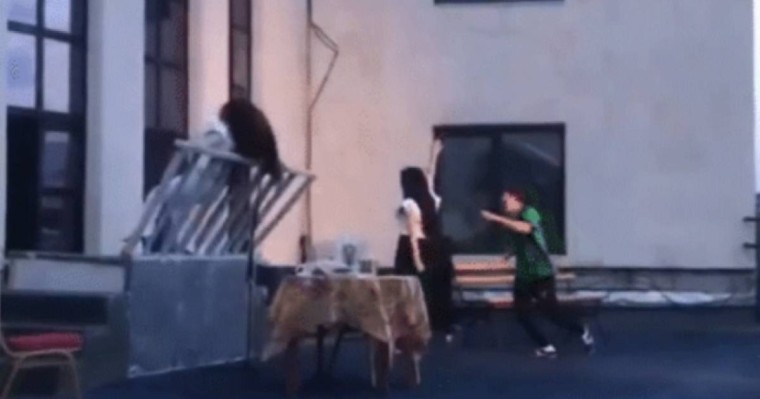 “Директорымыз тапжылмады” - Өскеменде актриса қойылым барысында биіктен құлап кетті