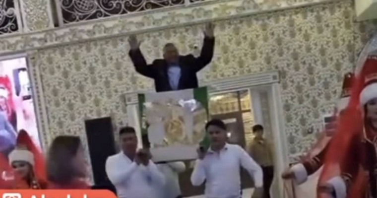 “Тірісі де, өлісі де табытта” - Жаркенттегі той елді шулатты