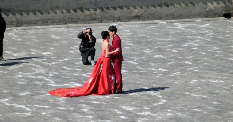 Женщина узнала в невесте сына пропавшую дочь прямо во время свадьбы