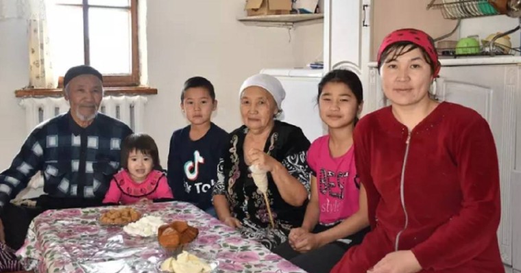 "20 минутта 9 сиыр сауамын": Көпбалалы ана ауылда отырып, табысты болудың құпиясын бөлісті 