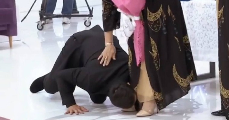 Алла разы болсын: Қазақ баласы тікелей эфирде анасының аяғын сүйді (видео)