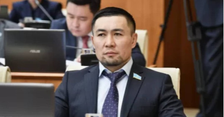 «Мен сізді қатты жақсы көремін»: Мәжіліс депутаты анасына отырыс кезінде құттықтау жолдады