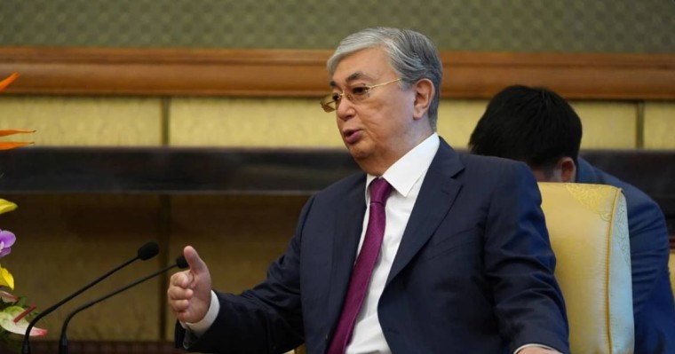 "Отандық вакцинаны" пайдалануға уәде берген президент ресейлік екпе салдырды