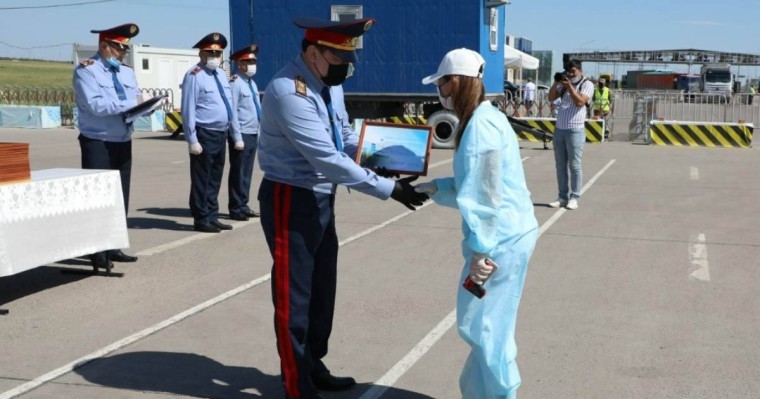 Нұр-Сұлтанда блокпосттарда жұмыс істеген дәрігерлер, полицейлер мен еріктілер марапатталды - Қазақстан жаңалықтары