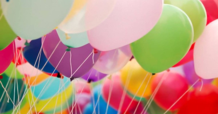 Алматы көшелерінде шар сатқан кішкентай қыздың видеосы желіде тарады