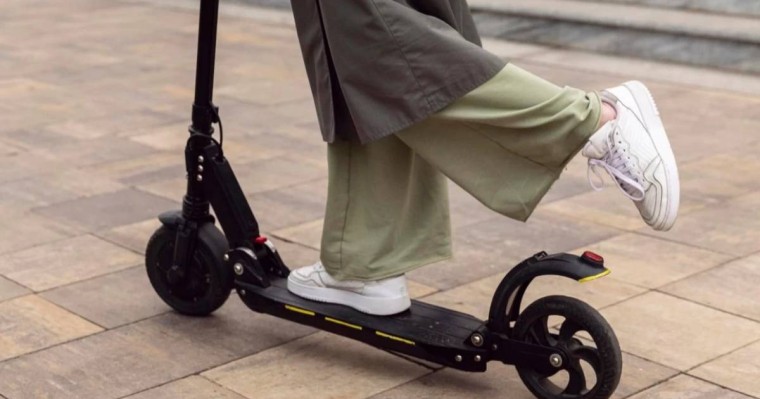 Депутат Алматыда электросамокаттарды жалға беруді тоқтатуды талап етті