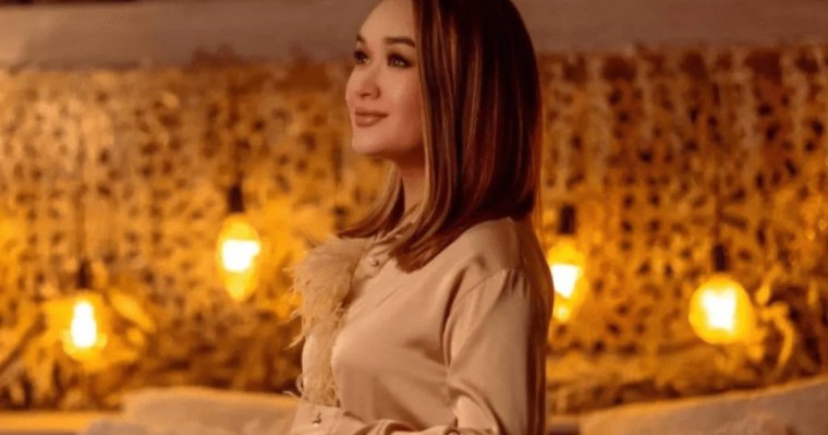 Әли Оқаповтың жұбайы жүкті кездегі суретін көрсетті (фото)