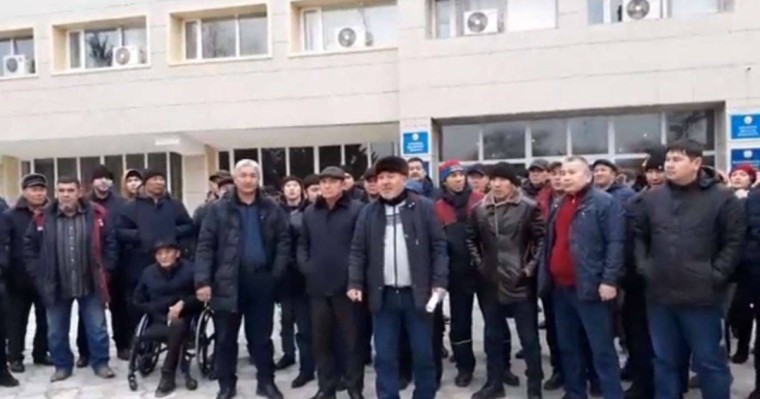 Жаңаөзендіктер газ бағасын төмендетуді талап етіп, тағы әкімдікке жиналды