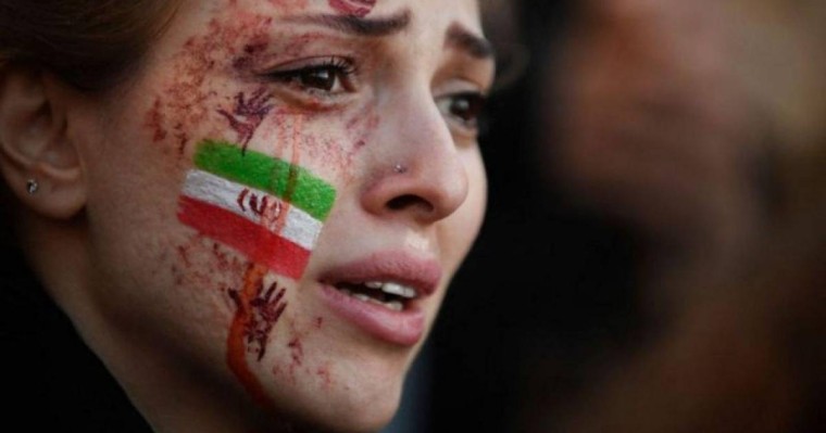 Иранда хиджаб киюге наразылық білдірген мектеп оқушыларын қасақана улаған