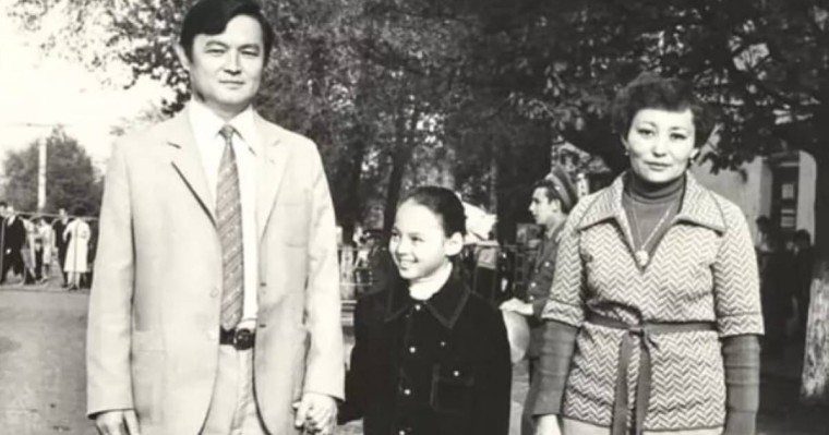 Заманбек Нұрқаділовтің бірінші әйелі орамал тағып, дінге кетті