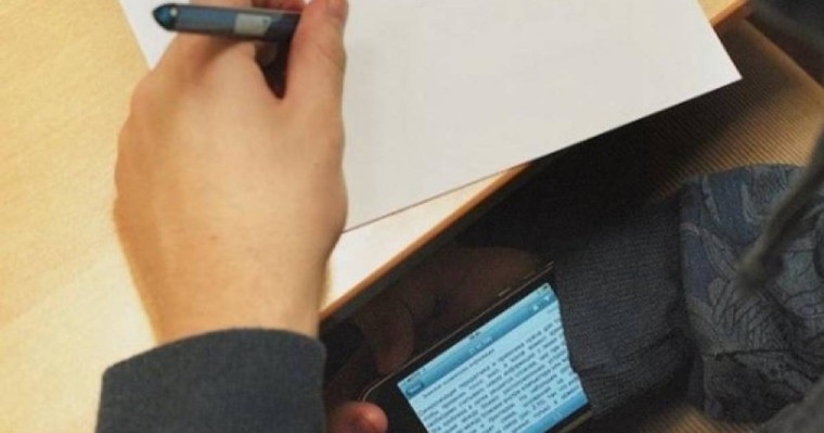 Қарағандыда әкімнің ұлы смартфонмен ҰБТ-ға кірген