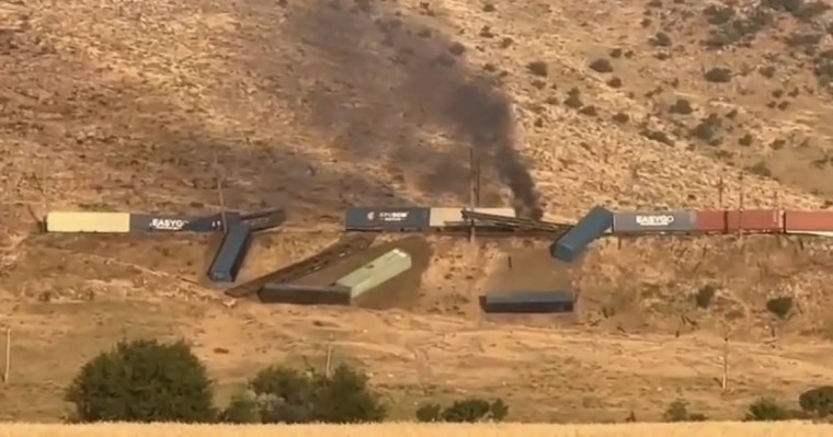 Түркістанда рельстен шығып кеткен сегіз вагон өртке оранды