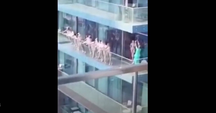 Балконда жалаңаш тұрған 13 қыз қала тұрғындарының ашуына тиді (видео)