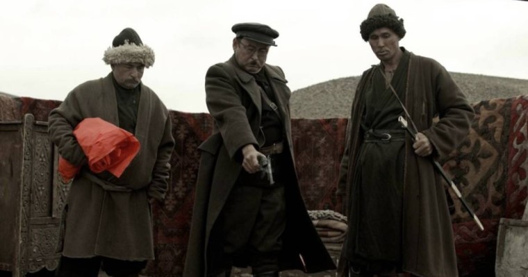 “Өз халқын сорлы қып көрсетуден бірінші орын” - Ғалым қазақ киносын қатаң сынға алды