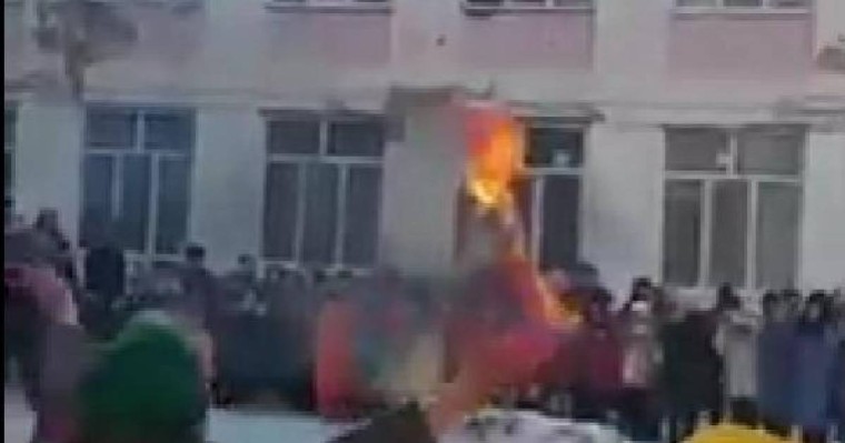 Атырауда ауласында алау жаққан мектептің директорына қатаң сөгіс берілді