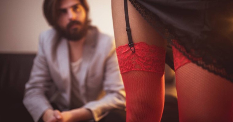 «Біреуі — қаршадай қыз»: Алматыда 26 жастағы әйел екі аруды еркектермен жатуға мәжбүрлеген