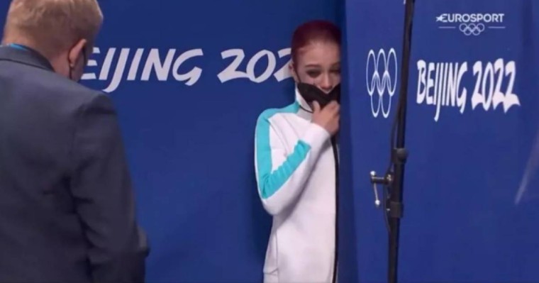 "Бәріңді жек көремін": Олимпиадада алтынсыз қалған ресейлік қыз бапкерлеріне айғайлап, жанкүйер алдында шу шығарды (видео)