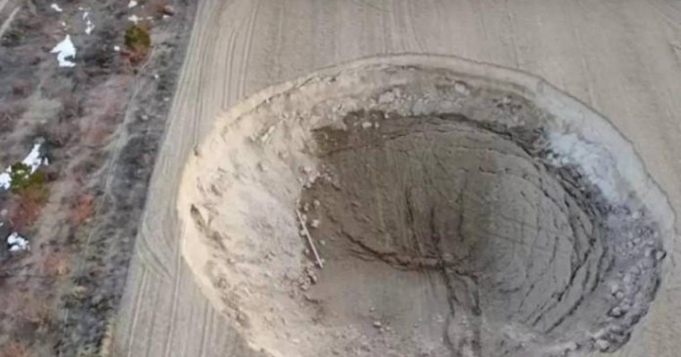 Түркияда тереңдігі 15 метр болатын жұмбақ шұңқыр пайда болды (видео)