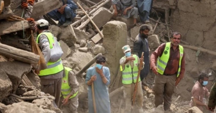 Ауғанстандағы жер сілкінісінен кейін тәліптер әйелдерді үйінді астынан шығарудан бас тартты