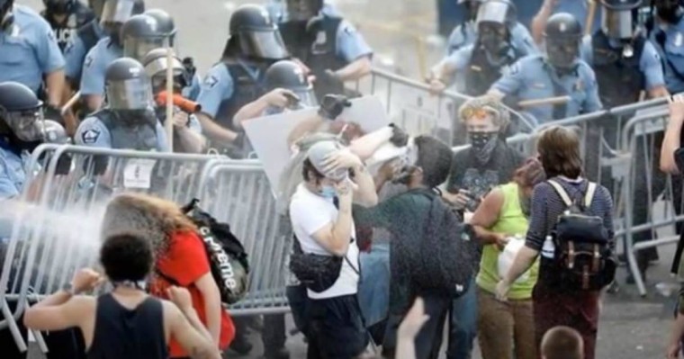 Көзді жасаурататын газ бен өртенген көліктер: АҚШ-тағы наразылық шаралары күшейді - Қазақстан жаңалықтары