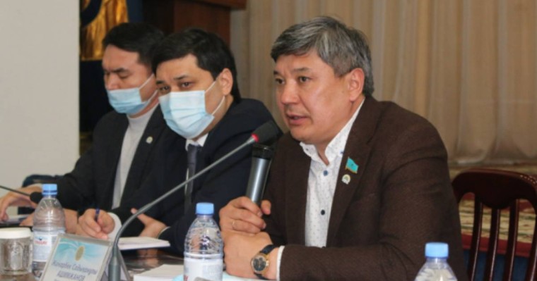 Депутат Жанарбек Әшімжан Талдықорғанда «Қаңтар оқиғасына» байланысты қамалғандармен кездесті