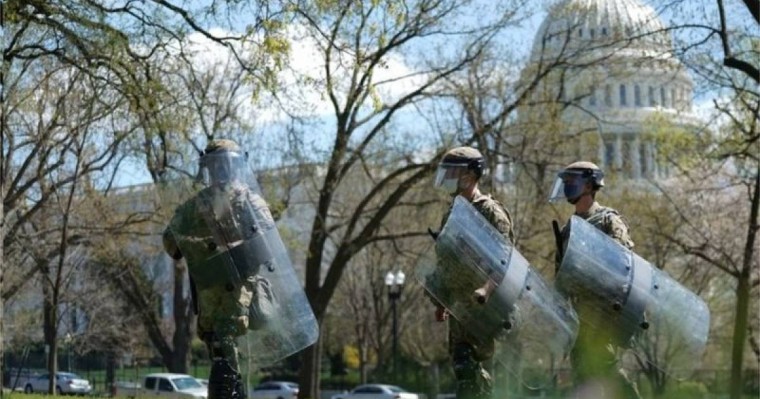 АҚШ-та Капитолийге тағы шабуыл жасалды: екі адам, оның ішінде полицей қаза тапты (видео)